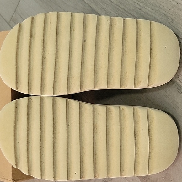Adidas Yeezy Slide Bone - Picture 7 of 10